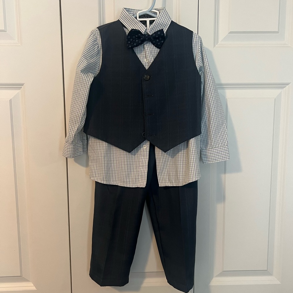 WORN ONCE 4T 4pc Toddler Suit